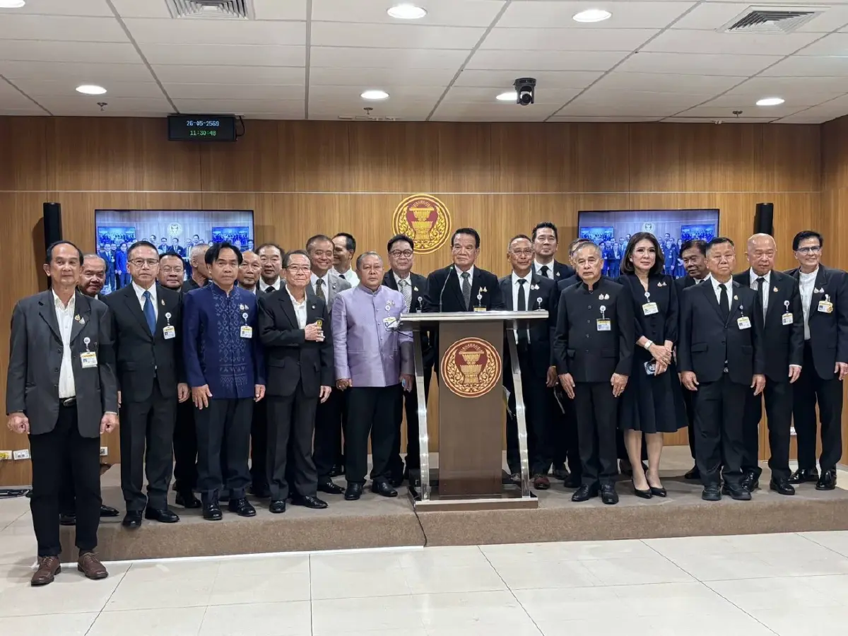 "กมธ.พิทักษ์สถาบันฯ" เดือด จี้ "ณัฐพงษ์-ปิยบุตร" แสดงความรับผิดชอบ หลังก้าวล่วง "องคมนตรี"