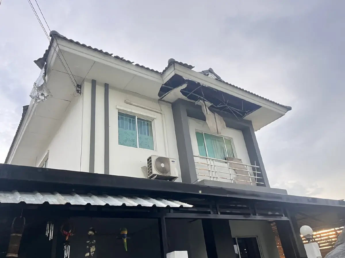 ลาดกระบังอ่วม! พายุถล่มบ้านเรือนเสียหายหนัก "ธีรรัตน์" รุดช่วยเหลือ-ประสาน "ชัชชาติ" เร่งเยียวยา