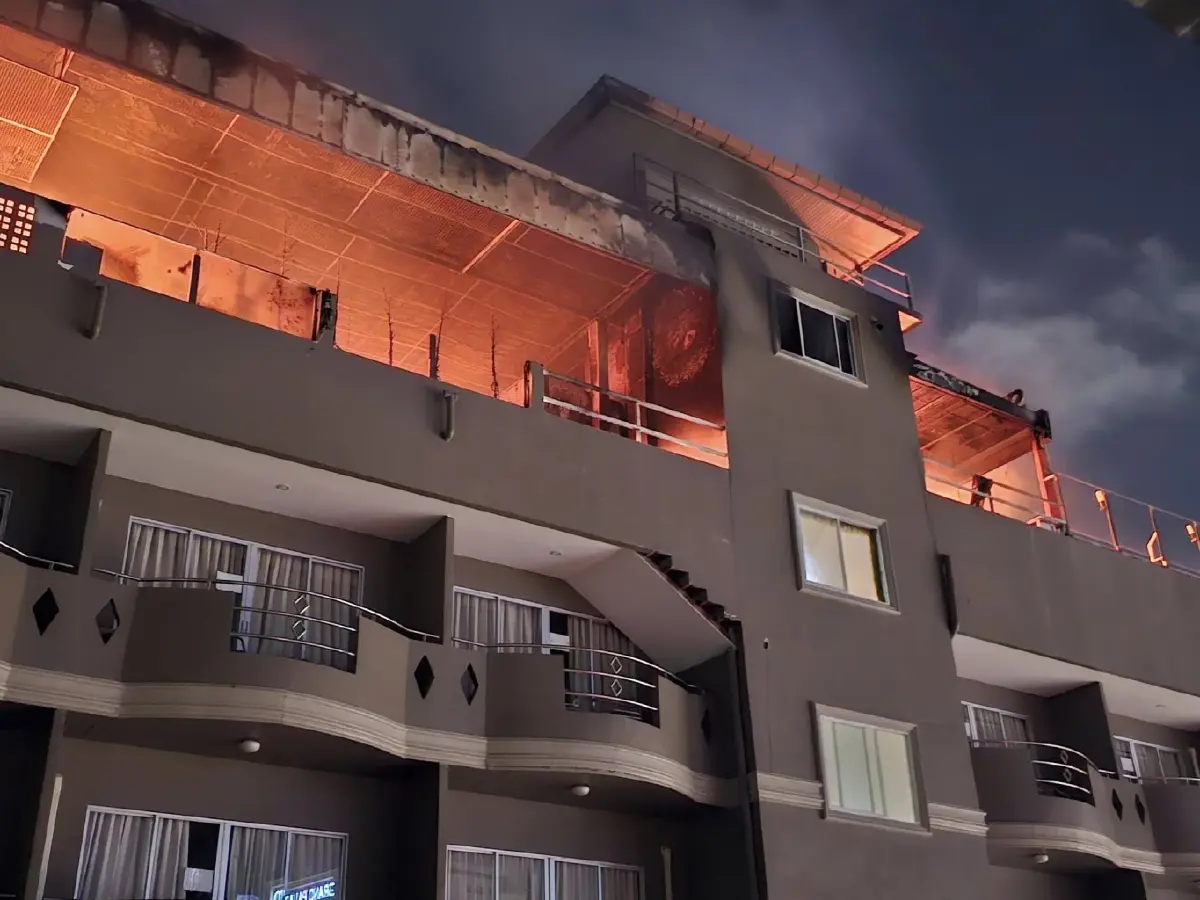 คุมเพลิงได้แล้ว! ไฟไหม้ Rooftop โรงแรมพัทยา ระดมรถดับเพลิงกว่า 10 คัน "นายกเมืองพัทยา" ลงพื้นที่คุมสถานการณ์