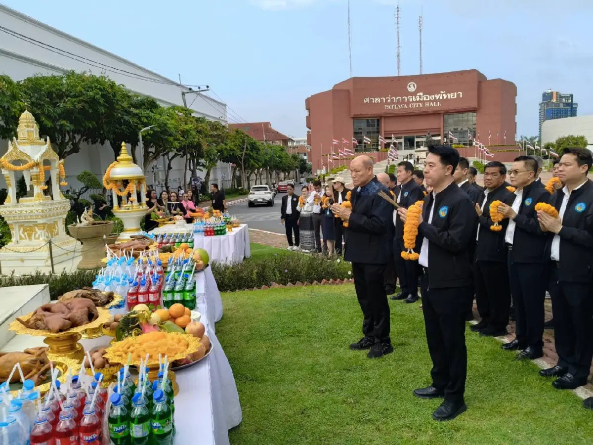 “นายกเบียร์” นำทีมคณะผู้บริหาร-สมาชิกสภาเมืองพัทยา สักการะขอขมาสิ่งศักดิ์สิทธิ์ประจำศาลาว่าการเมืองพัทยา