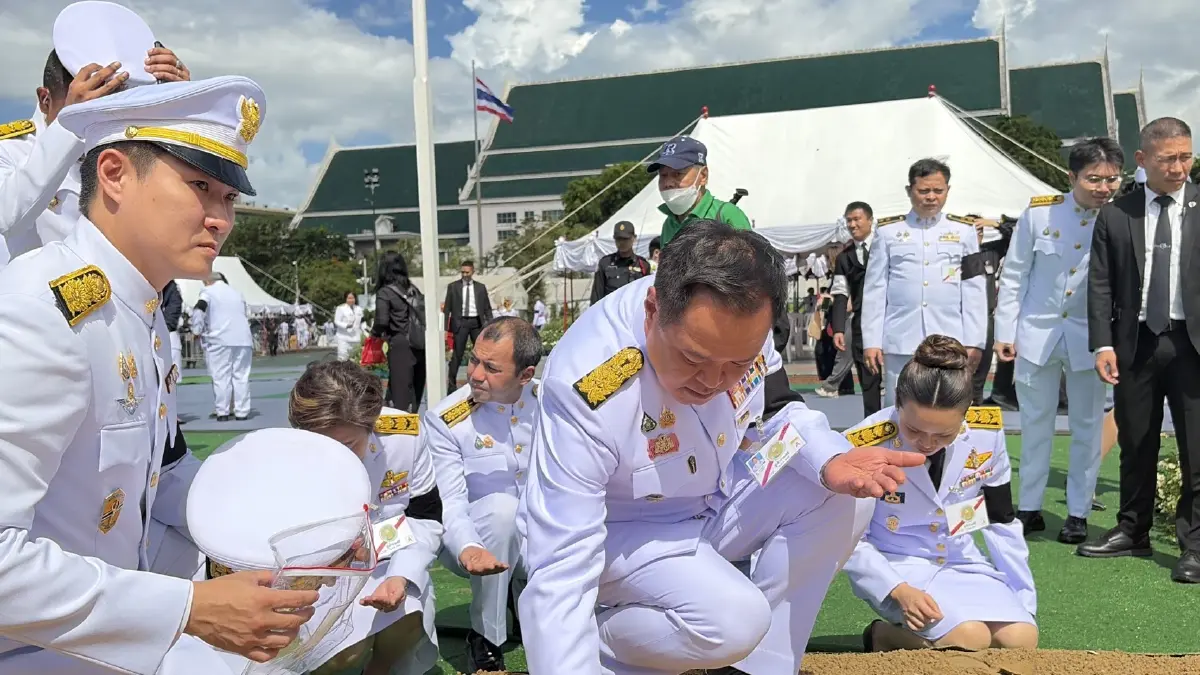 นายกฯ ลุยแปลงนาสาธิต ร่วมเก็บเมล็ดข้าวมงคล พิธีพืชมงคล