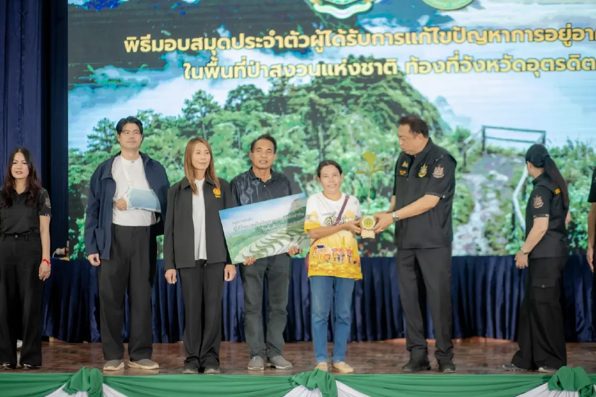 "สุชาติ" ลุยอุตรดิตถ์ มอบสมุดทำกินเขตป่าสงวนฯ 600 ราย โชว์ผลงานแก้ปัญหาที่ดิน 1.9 แสนไร่