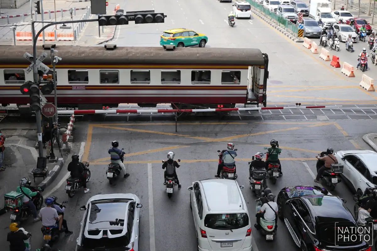 สำรวจจุดอ่อน จุดตัดรางรถไฟอโศก จากบทเรียนรถไฟชนรถเมล์