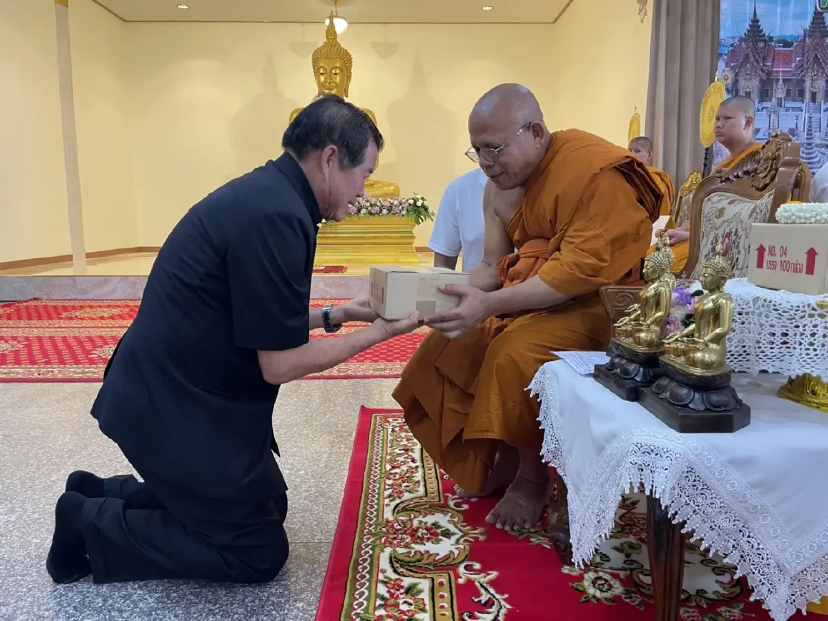 นิพนธ์-สรรเพชญ นำชาวสงขลาทอดผ้าป่ากว่า 2 ล้าน บูรณะวัดโคกสมานคุณ