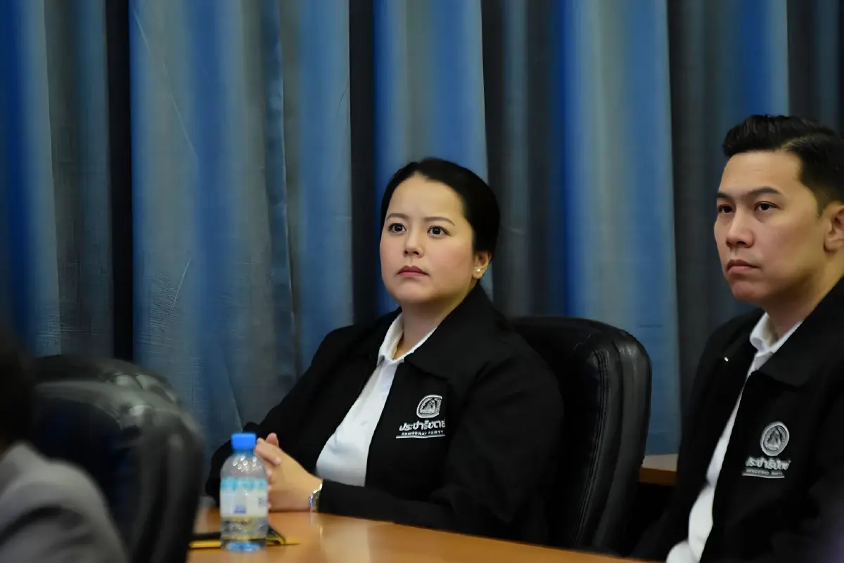 นางสาวศิริภา อินทวิเชียร รองโฆษกพรรคประชาธิปัตย์ 