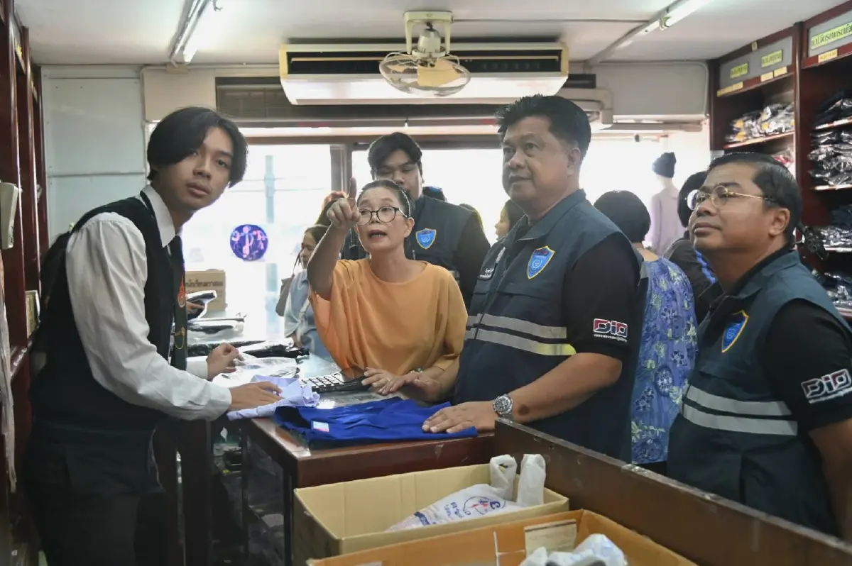 พาณิชย์ลงพื้นที่ตรวจร้านชุดนักเรียนก่อนเปิดเทอม ย้ำตรึงราคา - ปิดป้ายชัด