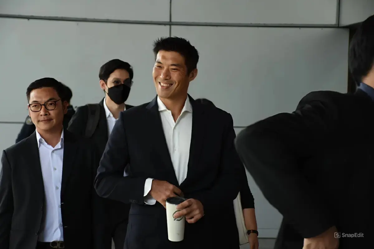 ด่วน! "ธนาธร" ถึงศาลอาญาแล้ว ยิ้มสู้ บอก "กำลังใจดี" ก่อนเข้าฟังคำพิพากษา ลุ้นผลคดี ม.112