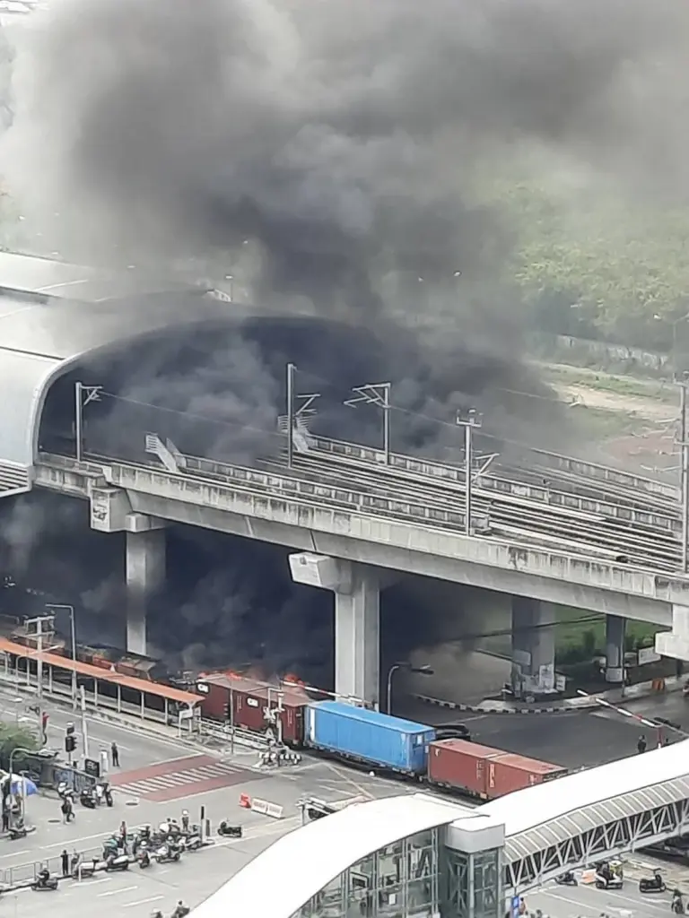ด่วน! เกิดเหตุ รถไฟชนรถเมล์ไฟไหม้ กลางกรุง ดับ-เจ็บ หลายราย