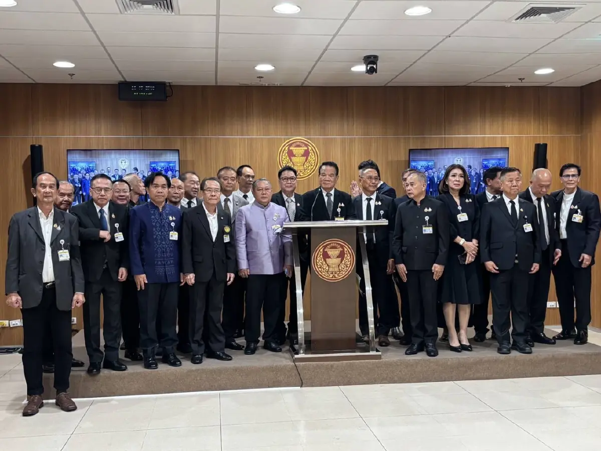 "กมธ.พิทักษ์สถาบันฯ" เดือด จี้ "ณัฐพงษ์-ปิยบุตร" แสดงความรับผิดชอบ หลังก้าวล่วง "องคมนตรี"