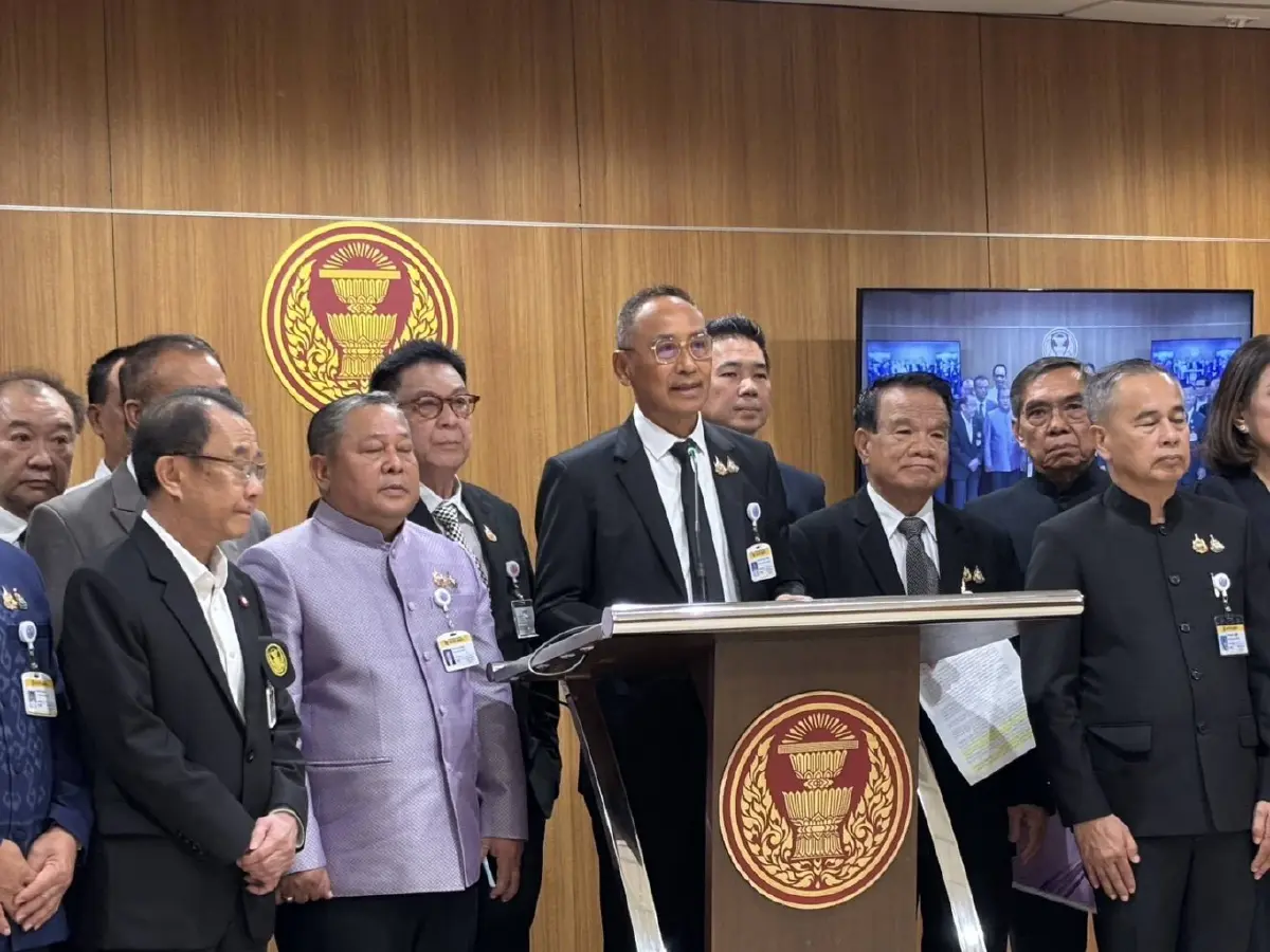 "กมธ.พิทักษ์สถาบันฯ" เดือด จี้ "ณัฐพงษ์-ปิยบุตร" แสดงความรับผิดชอบ หลังก้าวล่วง "องคมนตรี"