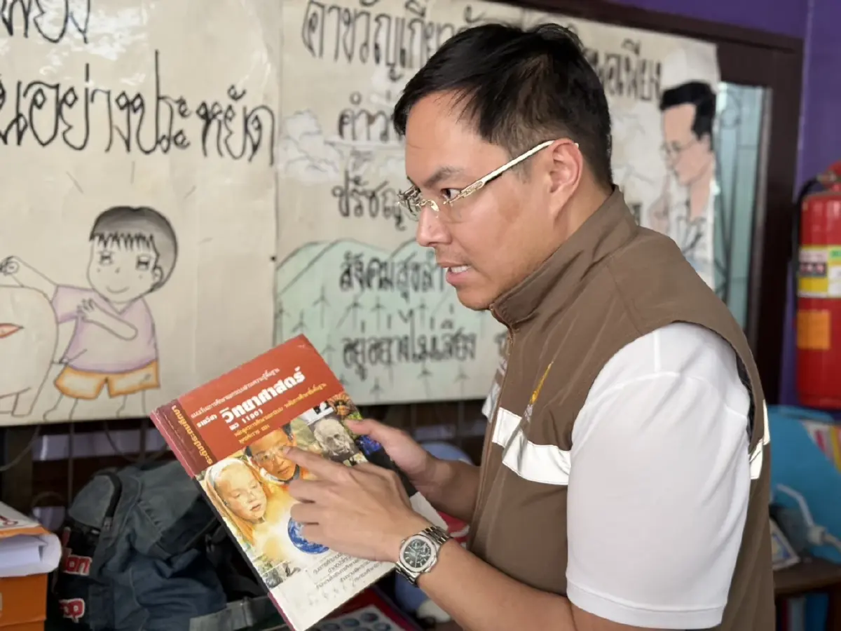 "อัครนันท์" รมช.ศึกษาธิการ สั่ง"อธิบดี สกร." แจงพิมพ์แบบเรียนไม่ได้มาตรฐาน