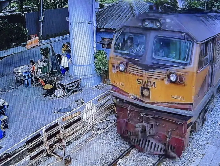 รถไฟชนรถเมล์คดีคืบ คนขับรถไฟ-ช่างเครื่อง อยู่ห้องควบคุมหัวรถก่อนเกิดเหตุ