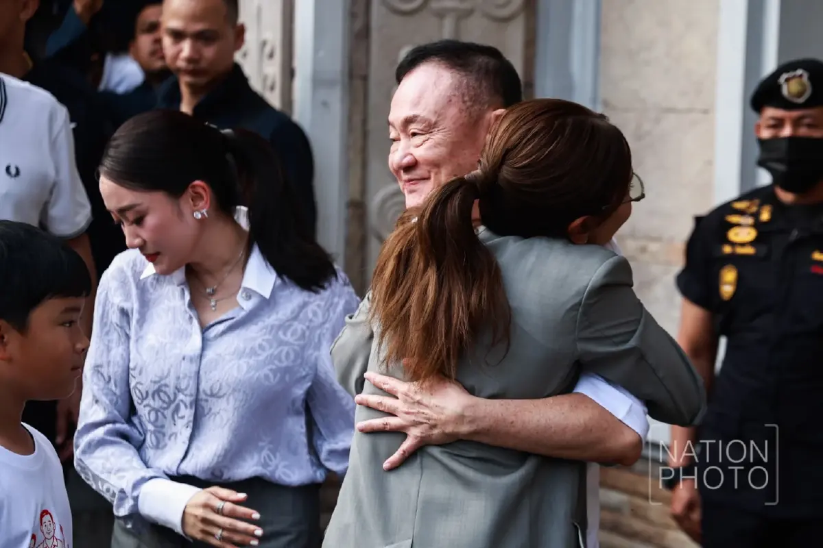 ยิ้มแห่งอิสรภาพ "ทักษิณ" ออกจากเรือน มีครอบครัว - เสื้อแดง รับคึกคัก
