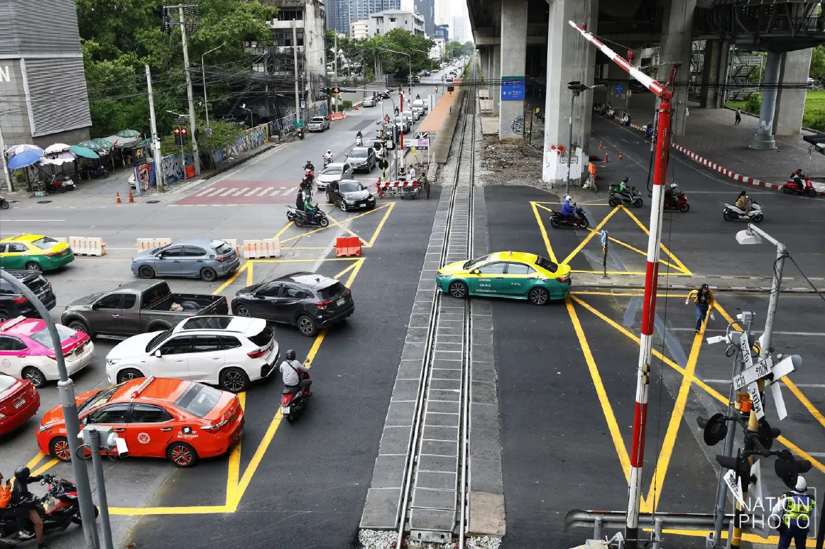 "กรมขนส่งทางราง" ดำเนินคดี "รถทุกคันที่จอดขวางราง" ด้าน "ผบช.น." ถกด่วน 8 หน่วยงาน สั่งลุยจุดตัดรถไฟ 58 จุดทั่วกรุง