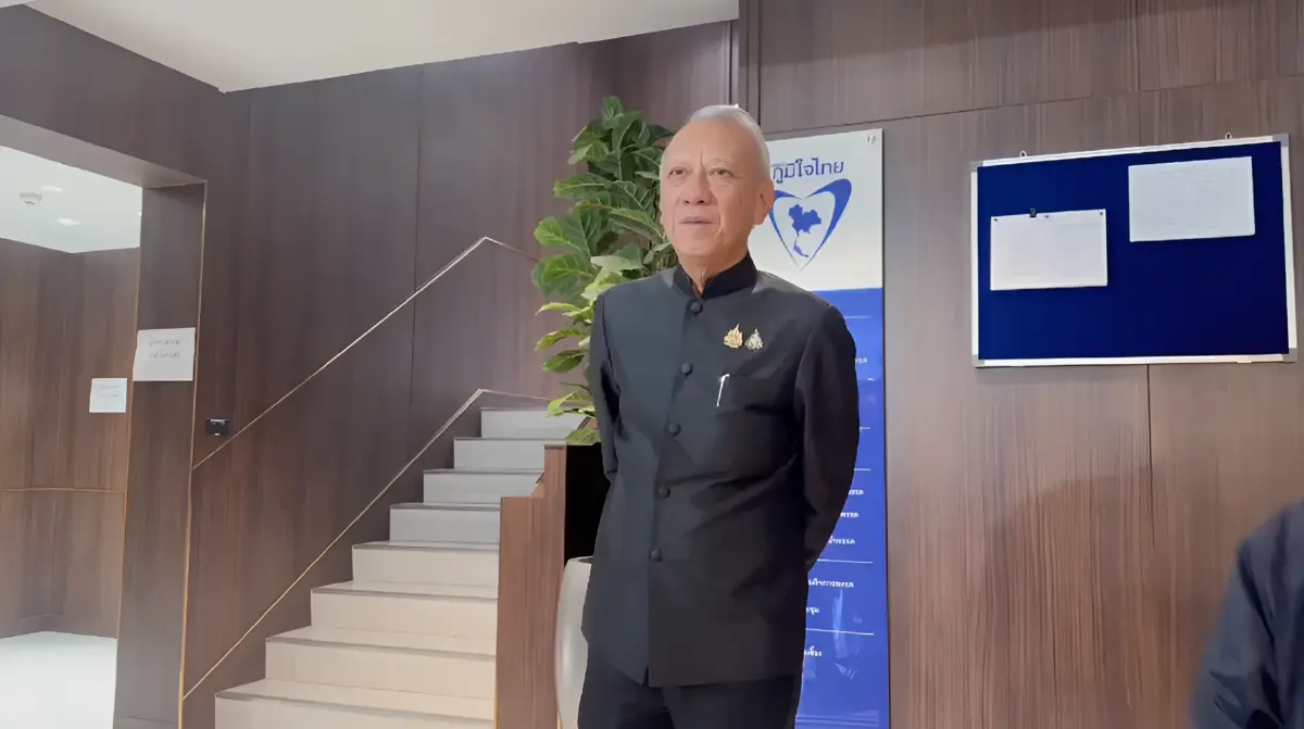 นายพิพัฒน์ รัชกิจประการ รองนายกรัฐมนตรีและรัฐมนตรีว่าการกระทรวงคมนาคม
