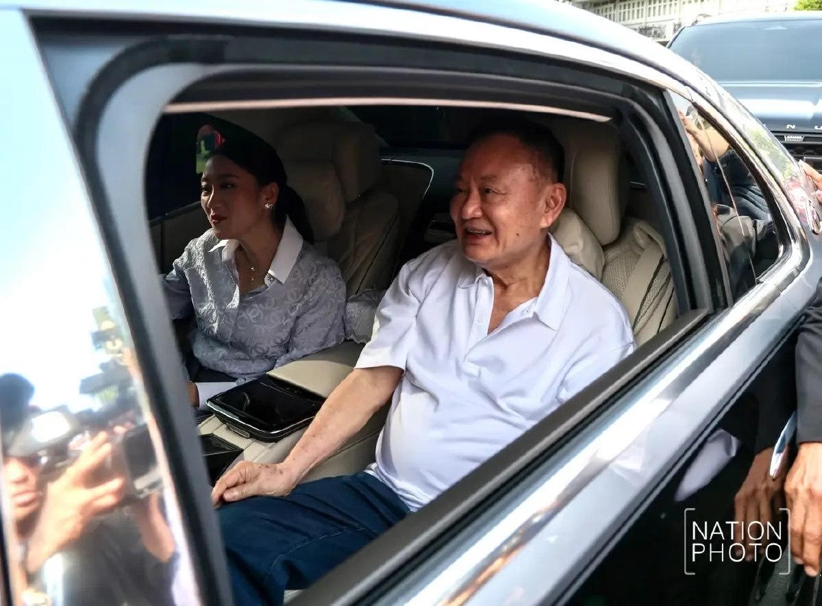 วินาทีประวัติศาสตร์! “ทักษิณ” พ้นคลองเปรม มวลชนแห่รับเนืองแน่น