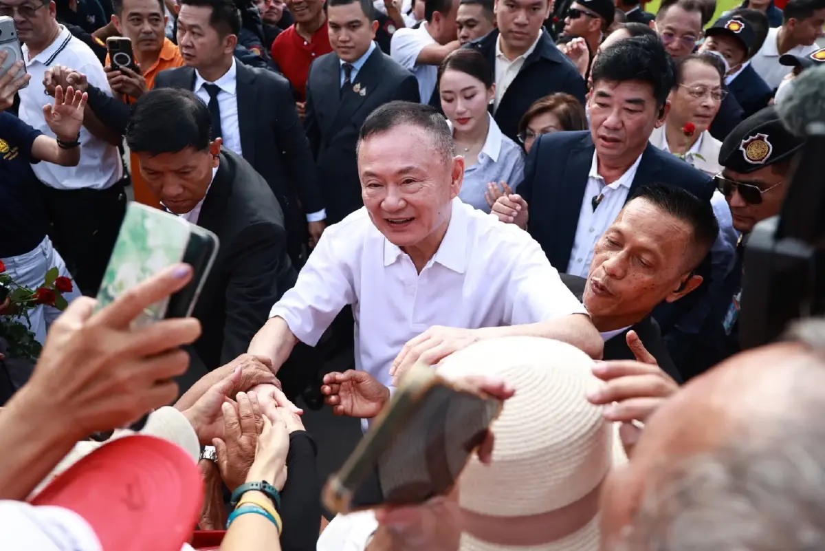 วินาทีประวัติศาสตร์! “ทักษิณ” พ้นคลองเปรม มวลชนแห่รับเนืองแน่น
