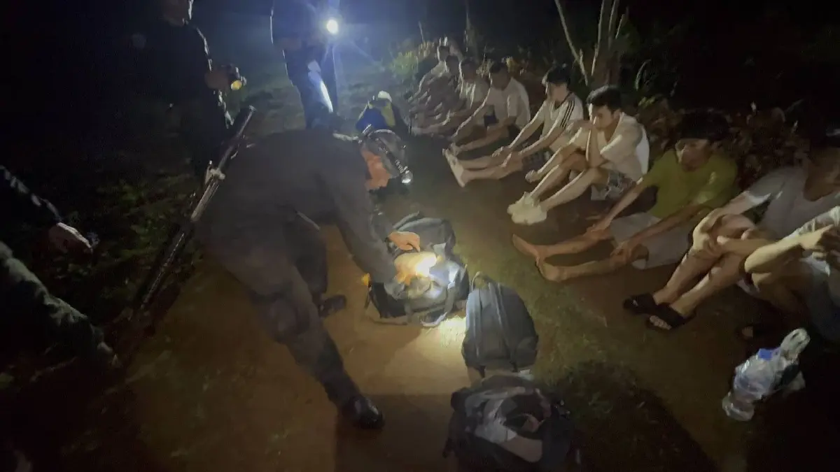 ทร.จับ 14 ชาวจีนหนี “กัมพูชา” ลอบเข้าจันทบุรีโยงแก๊งคอลเซ็นเตอร์