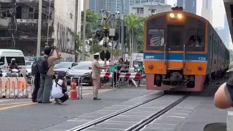 ตร.จำลองเหตุการณ์ พิสูจน์ความจริง นาทีรถไฟชนรถเมล์ มักกะสัน