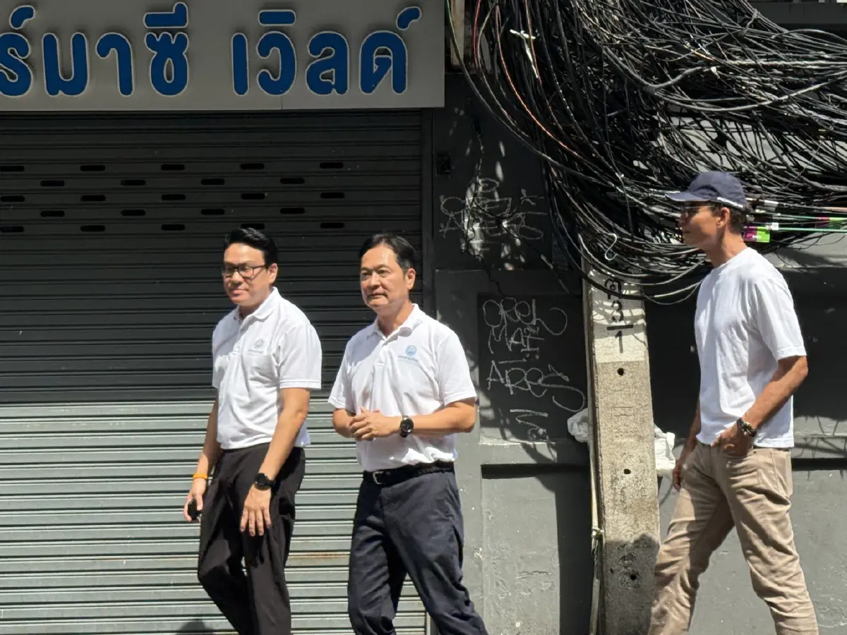 "อภิสิทธิ์-อนุชา" ลุยสุขุมวิท ชูจัดระเบียบ "กัญชาเสรี" –ป้ายโฆษณา