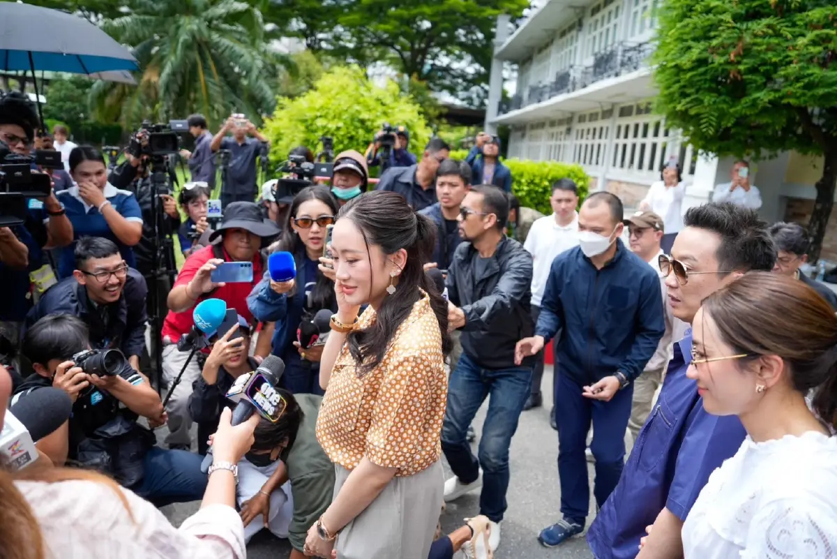 "ครอบครัวชินวัตร" พร้อมหน้า! เยี่ยม "ทักษิณ" ผ่านลูกกรงครั้งสุดท้าย ก่อนปล่อยตัวพักโทษ 11 พ.ค.นี้
