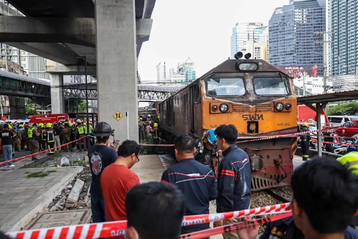 รถไฟชนรถเมล์ ในพื้นที่ สน.มักกะสัน
