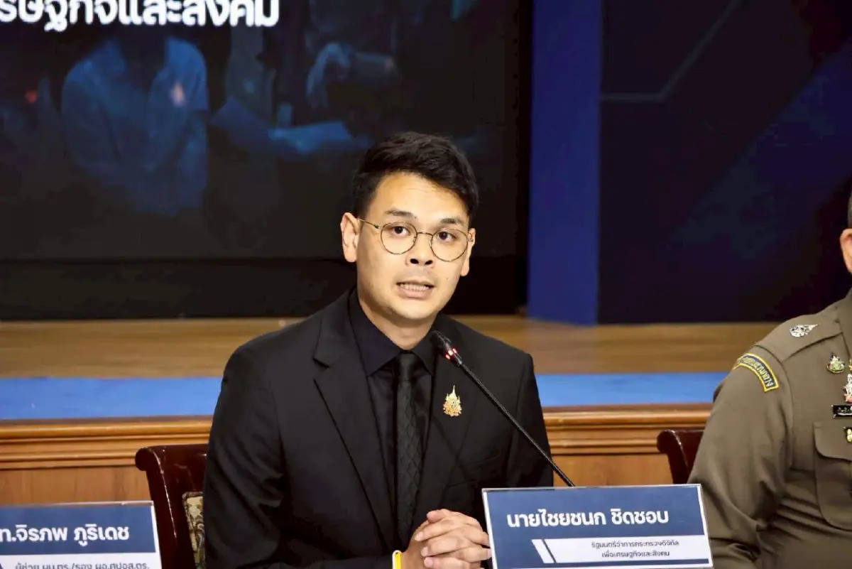 นายไชยชนก ชิดชอบ รัฐมนตรีว่าการกระทรวงดิจิทัลเพื่อเศรษฐกิจและสังคม หรือ ดีอี