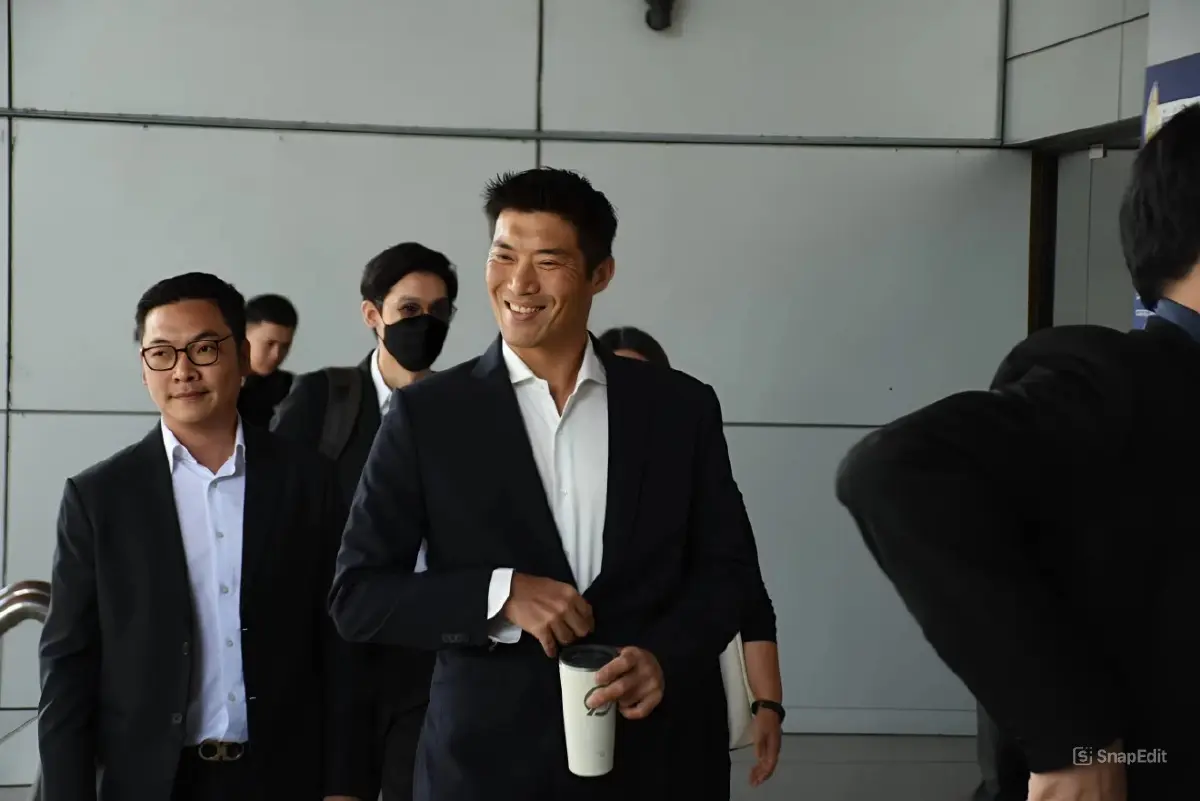 ด่วน! "ธนาธร" ถึงศาลอาญาแล้ว ยิ้มสู้ บอก "กำลังใจดี" ก่อนเข้าฟังคำพิพากษา ลุ้นผลคดี ม.112
