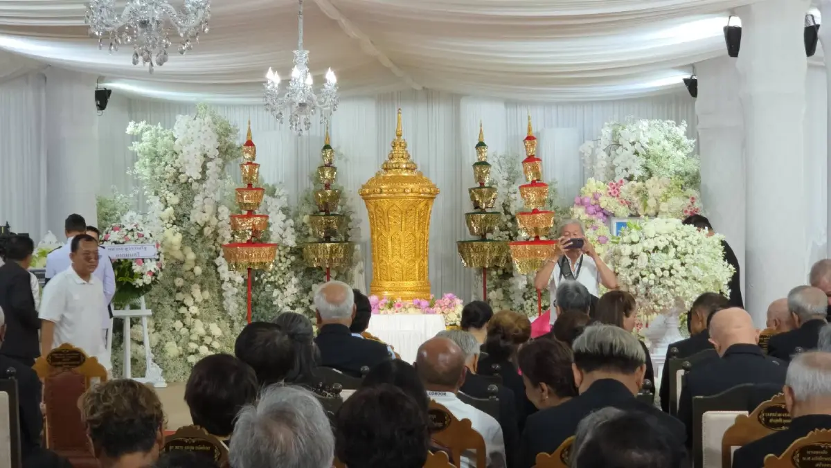 พระราชทานโกศโถ ฉัตรเบญจา พิธีพระราชทานน้ำหลวงอาบศพ “คุณแม่กัลยา บุญญามณี”