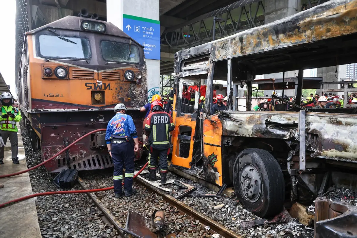 รถไฟชนรถเมล์คดีคืบ คนขับรถไฟ-ช่างเครื่อง อยู่ห้องควบคุมหัวรถก่อนเกิดเหตุ
