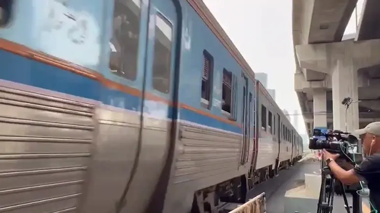 ตร.จำลองเหตุการณ์ พิสูจน์ความจริง นาทีรถไฟชนรถเมล์ มักกะสัน