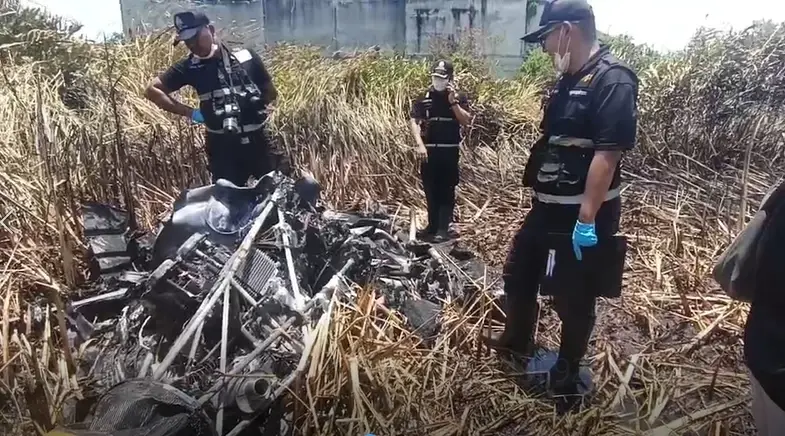 ปาฏิหาริย์ เฮลิคอปเตอร์ตกไฟไหม้ เสียหาย90% แต่ 2 ชีวิตแทบไม่เจ็บ