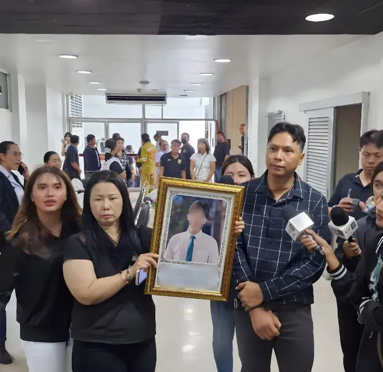 ใจสลาย! พ่อแม่รับร่าง "น้องขนุน" นศ.ปี3 เหยื่อ "รถไฟชนรถเมล์" กลับบำเพ็ญกุศลบ้านเกิด
