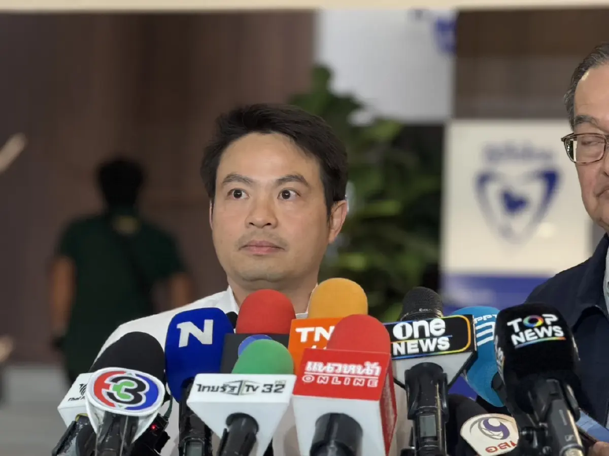 นายภราดร ปริศนานันทกุล รัฐมนตรีประจำสำนักนายกรัฐมนตรี ในฐานะสมาชิกสภาผู้แทนราษฎรจังหวัดอ่างทอง พรรคภูมิใจไทย 