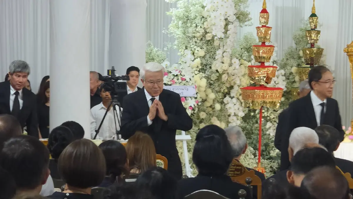 พระราชทานโกศโถ ฉัตรเบญจา พิธีพระราชทานน้ำหลวงอาบศพ “คุณแม่กัลยา บุญญามณี”