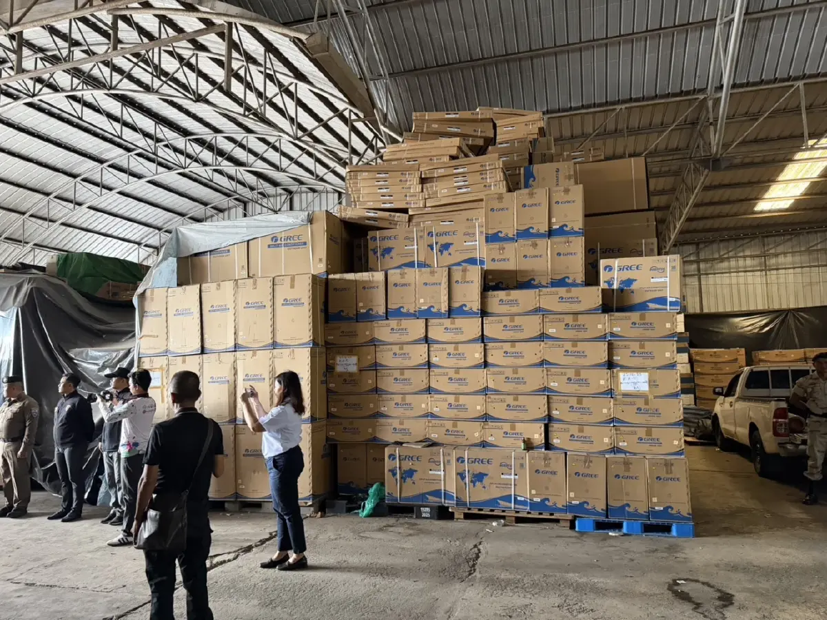 "อนุทิน" บินด่วนระนอง! ทลายโกดังสินค้าเถื่อนเมียนมา 50 ล้าน ลั่นใครจะเคลียร์? (มีคลิป)