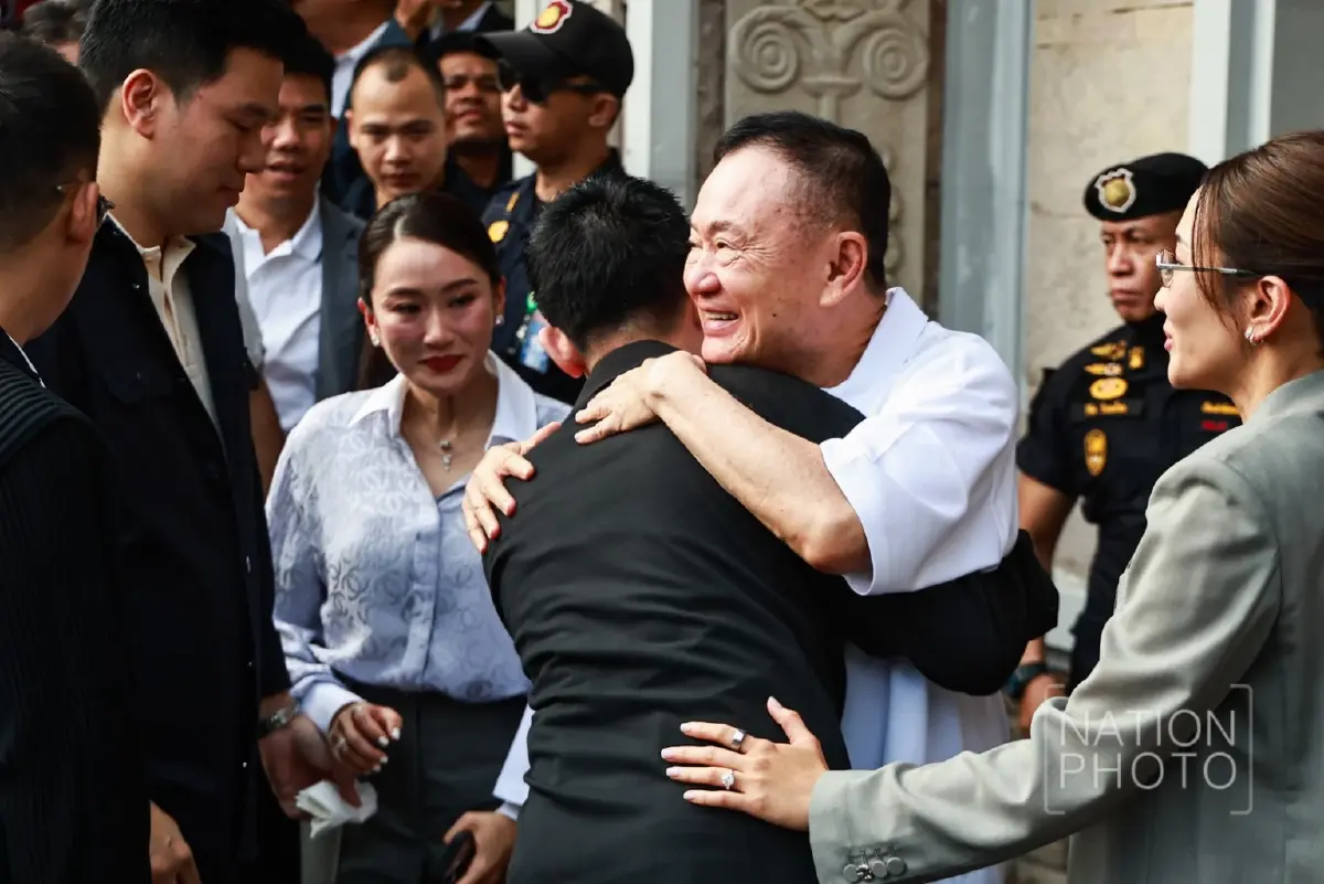 ยิ้มแห่งอิสรภาพ "ทักษิณ" ออกจากเรือน มีครอบครัว - เสื้อแดง รับคึกคัก