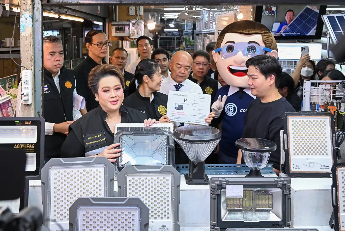 "ศุภมาส" นำทีม สคบ. บุกคลองถม ยึดอายัดโซลาร์เซลล์ไร้มาตรฐาน