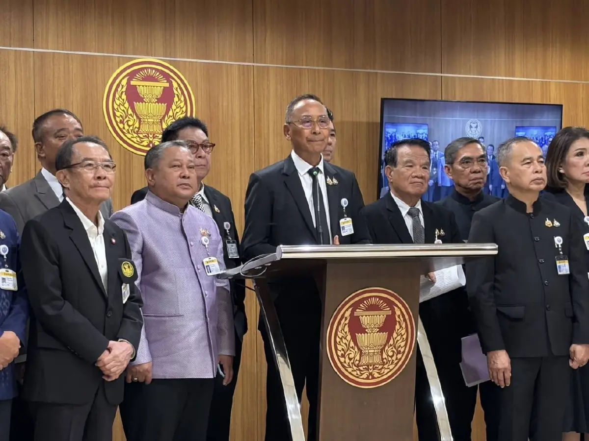 "กมธ.พิทักษ์สถาบันฯ" เดือด จี้ "ณัฐพงษ์-ปิยบุตร" แสดงความรับผิดชอบ หลังก้าวล่วง "องคมนตรี"