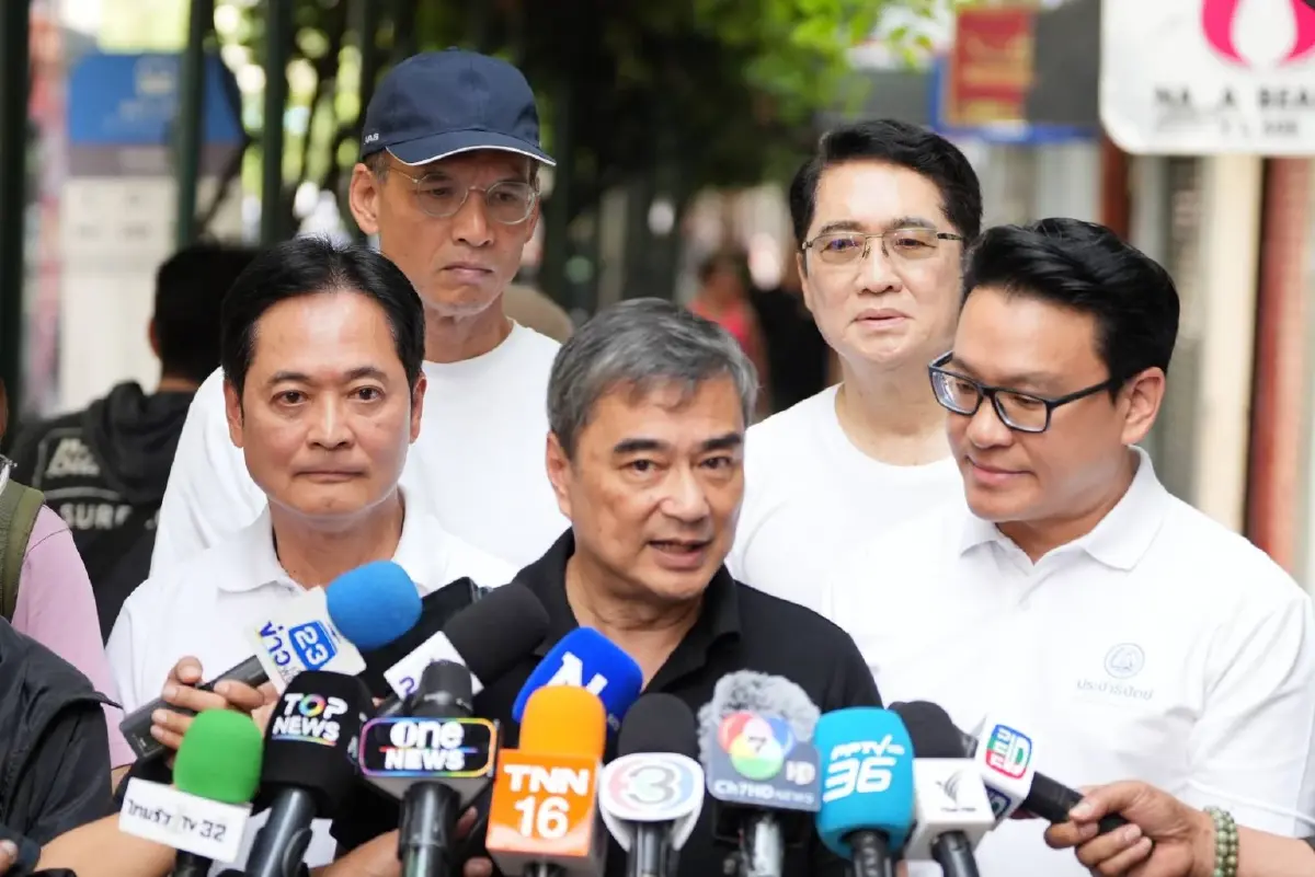 นายอภิสิทธิ์ เวชชาชีวะ หัวหน้าพรรคประชาธิปัตย์