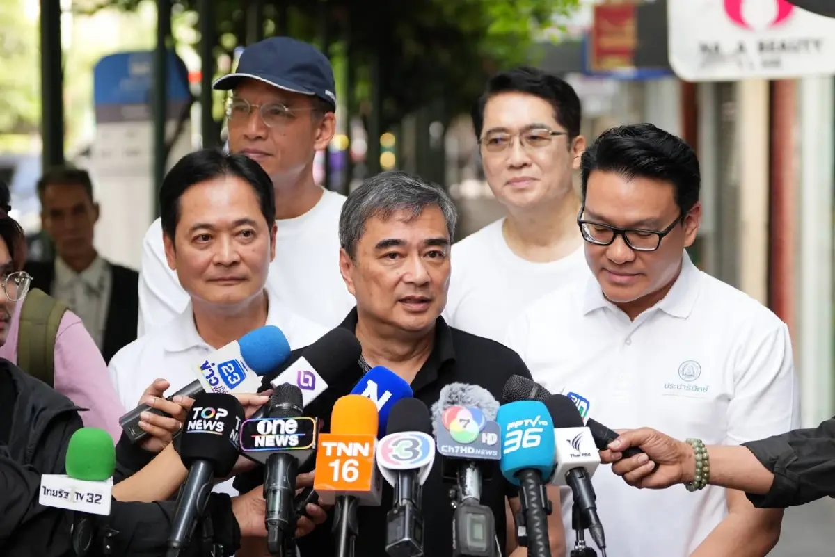 นายอภิสิทธิ์ เวชชาชีวะ หัวหน้าพรรคประชาธิปัตย์