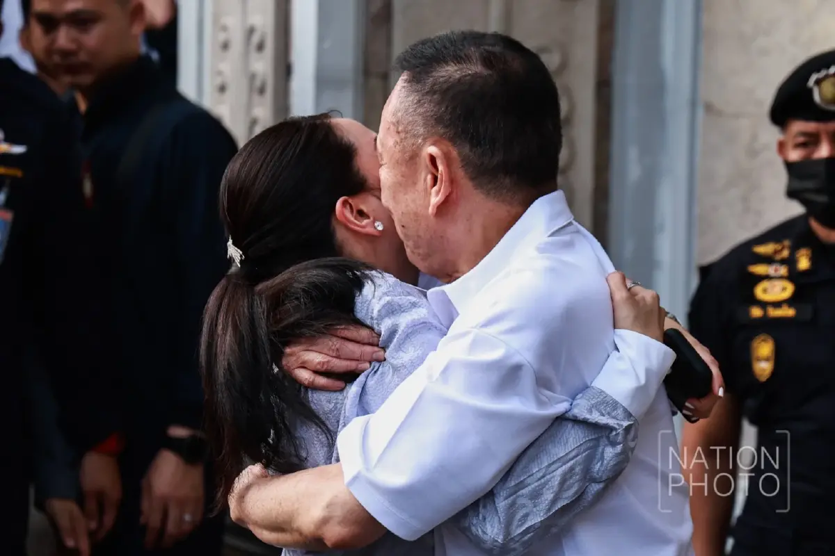 ยิ้มแห่งอิสรภาพ "ทักษิณ" ออกจากเรือน มีครอบครัว - เสื้อแดง รับคึกคัก