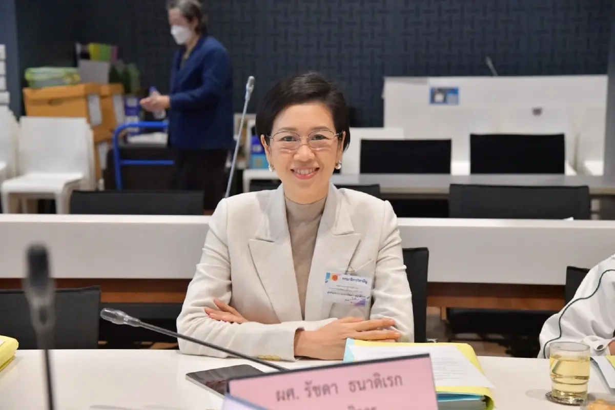 รัชดา ธนาดิเรก โฆษกประจำสำนักนายกรัฐมนตรี 