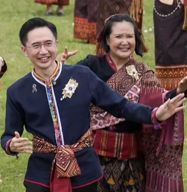 ยศชนัน ในลีลาฟ้อนนำขบวนเซิ้งบั้งไฟที่ จ.กาฬสินธุ์