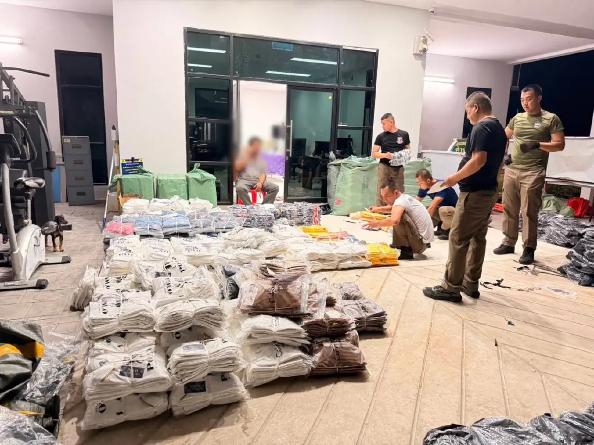 ตร.ทางหลวง รวบหนุ่มขนแบรนด์เนมปลอม-บุหรี่เถื่อนหลายล้าน แลกจ้าง 5 พัน