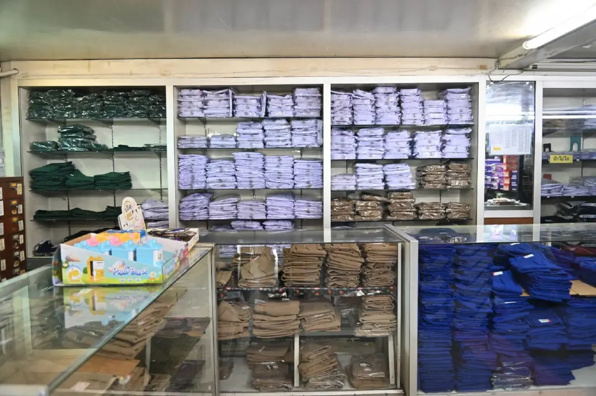 พาณิชย์ลงพื้นที่ตรวจร้านชุดนักเรียนก่อนเปิดเทอม ย้ำตรึงราคา - ปิดป้ายชัด