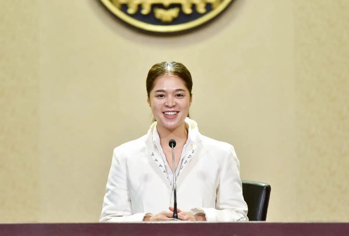 นางสาวพลอยทะเล ลักษมีแสงจันทร์ รองโฆษกประจำสำนักนายกรัฐมนตรี
