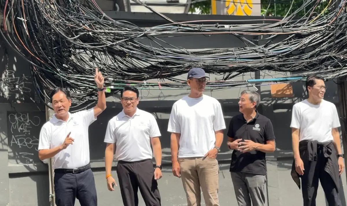 "อภิสิทธิ์-อนุชา" ลุยสุขุมวิท ชูจัดระเบียบ "กัญชาเสรี" –ป้ายโฆษณา