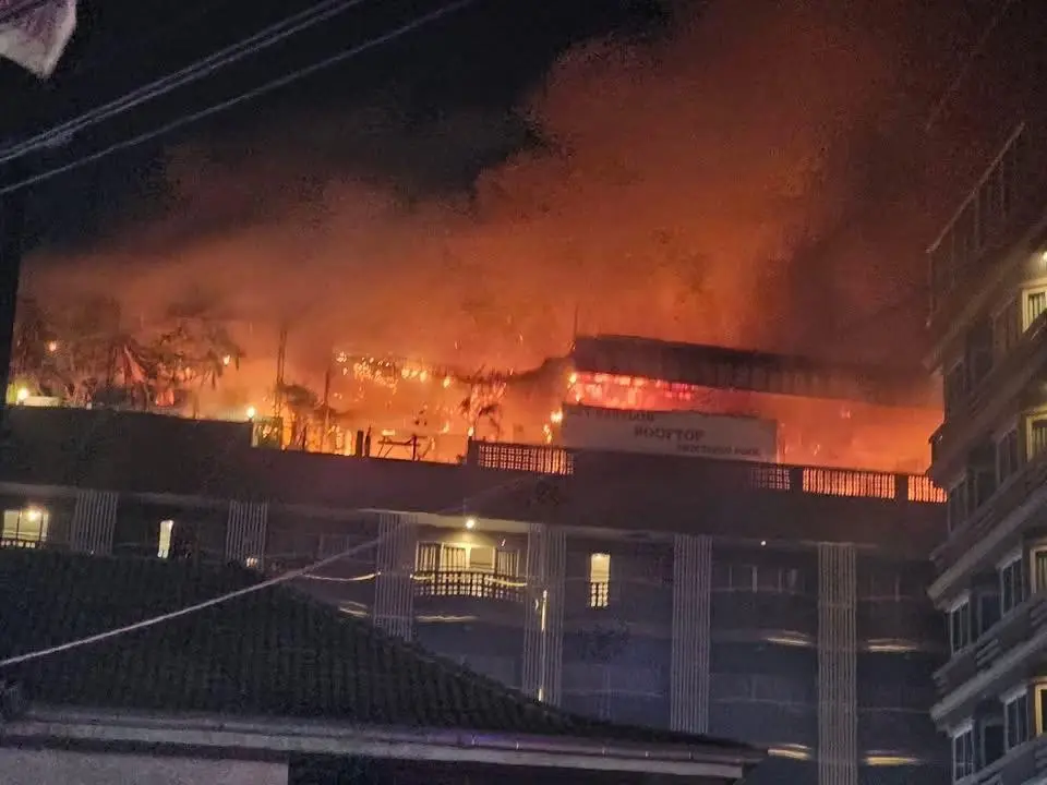 คุมเพลิงได้แล้ว! ไฟไหม้ Rooftop โรงแรมพัทยา ระดมรถดับเพลิงกว่า 10 คัน "นายกเมืองพัทยา" ลงพื้นที่คุมสถานการณ์