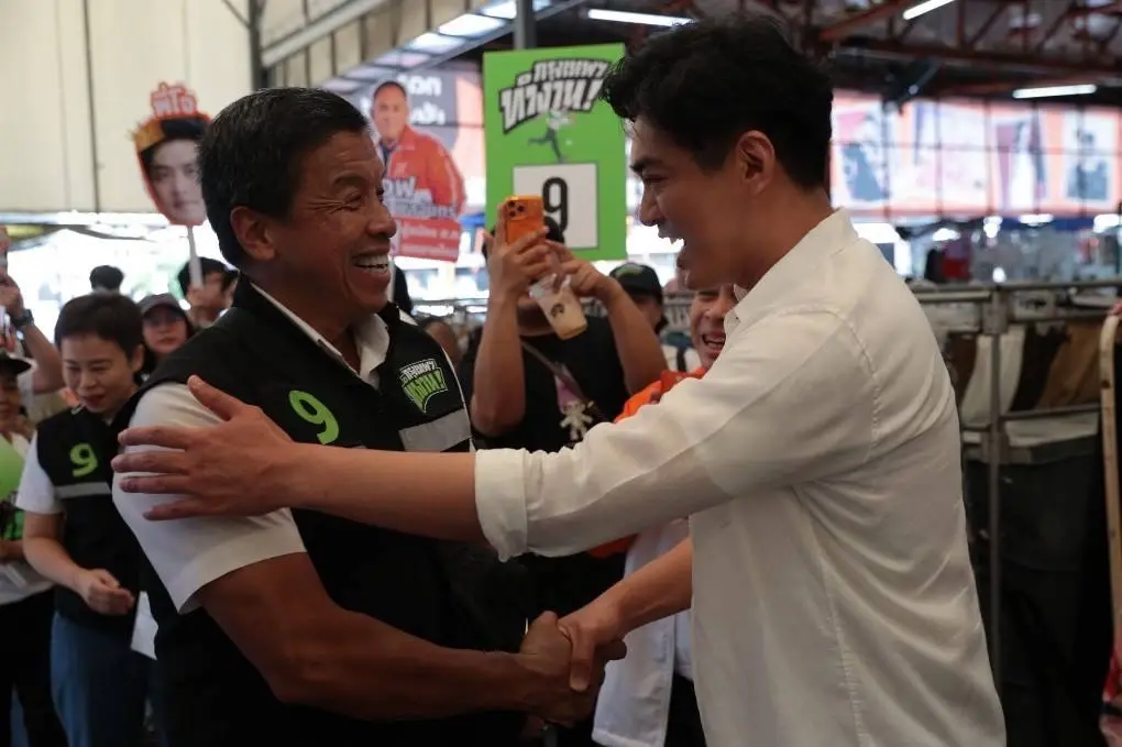 ช็อตเด็ด! "ชัชชาติ" จับมือ "ดร.โจ" กลางตลาดสายไหม บอกถ้าแพ้พร้อมช่วยงาน ไม่ยึดติดพรรคการเมือง (มีคลิป)
